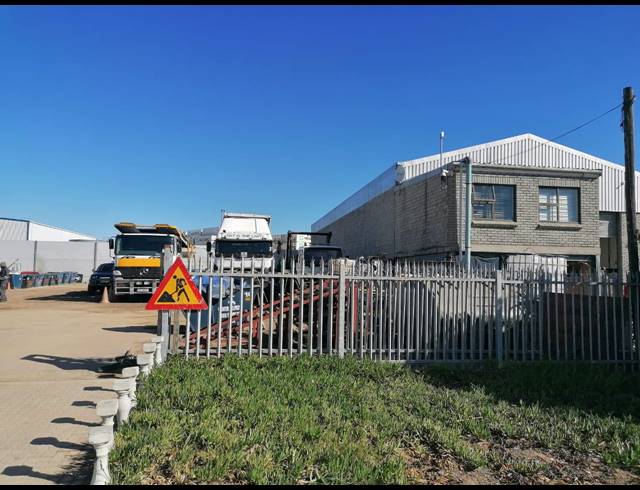 1,000M² WAREHOUSE FOR SALE IN RACING PARK